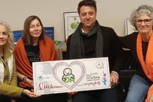 El presidente de OR Asociación recibiendo la donación por parte de la Comunidad Judía de Barcelona.